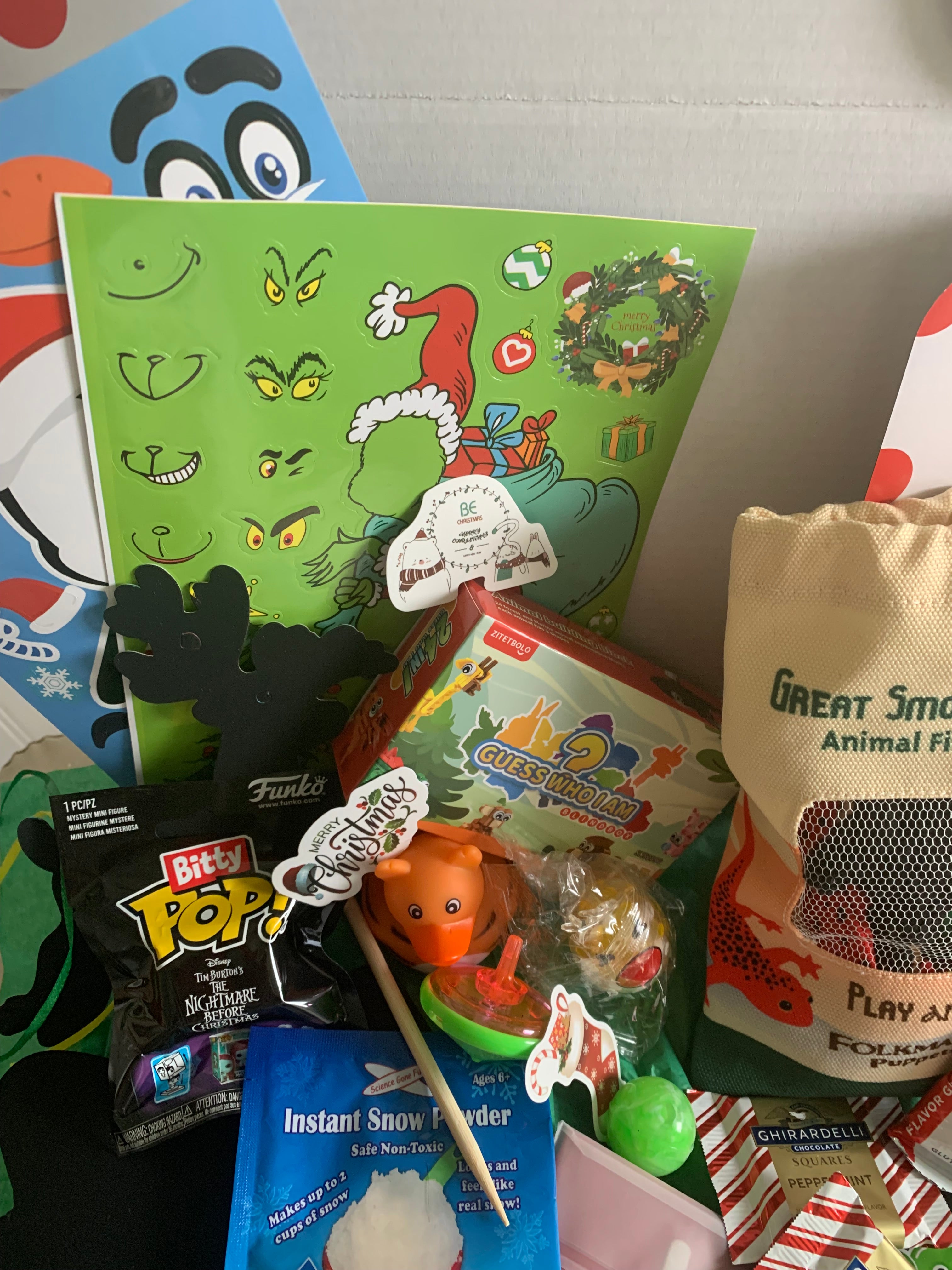 Curated Folkmanis® Puppet Gift Box | Great Smoky Mountain Set | Christmas Gift Box for Kids (Ages 3+): Holiday Surprise Set (Copy) (Copy)